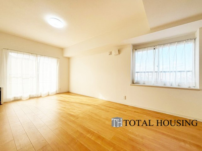 【居間・リビング】 | スクエアガーデン稲積公園 | 家族みんなが爽やかに健やかに過ごせるように、溢れる光をたっぷり取り込んだリビングダイニング。集いの場、憩いの場としての快適性を求めたやすらぎの空間です。