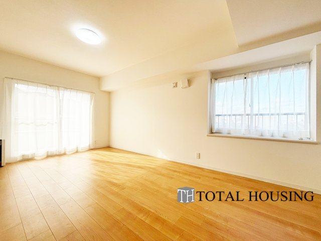 【居間・リビング】 | スクエアガーデン稲積公園 | 家族みんなが爽やかに健やかに過ごせるように、溢れる光をたっぷり取り込んだリビングダイニング。集いの場、憩いの場としての快適性を求めたやすらぎの空間です。