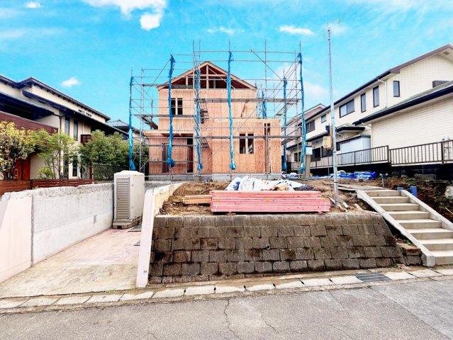 戸塚区南舞岡1丁目　新築戸建ての外観|◆一戸建てを中心とした街並みが整然と続き、周辺は高い建物が建っていないので、緑の多い閑静な趣を感じる環境です。街並みや周辺環境も重要なポイントです！！
