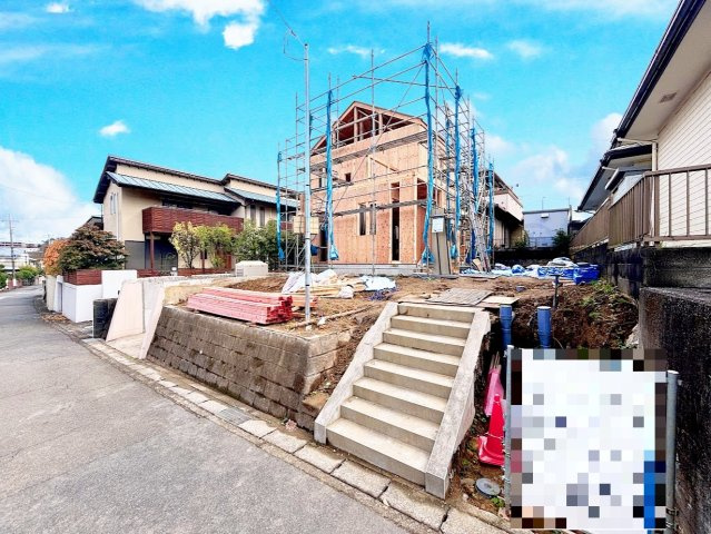 戸塚区南舞岡1丁目　新築戸建ての外観|◆堂々たる趣ながら、主張し過ぎずどこか余裕を感じさせるシャープなフォルムで佇む邸宅は、晴天の空と照らし合わせる事で、本来あるべき完成形の姿を見せてくれます。
