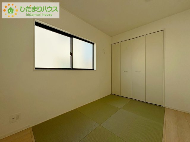 高萩市高浜町第2　新築戸建　2号棟の和室|リビングと和室は続き間設計。お友達が来たときには襖を開けて、広々空間を確保できます。