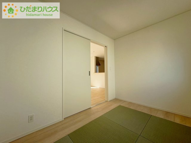 高萩市高浜町第2　新築戸建　2号棟の和室|小さなお子さまのいる方におすすめ！リビング横の和室でお子様が遊んでる様子も確認できます(^^)/