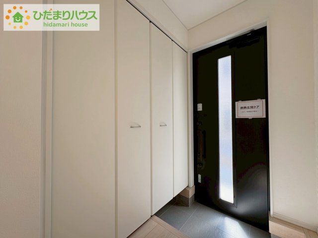 高萩市高浜町第2　新築戸建　2号棟の玄関|"玄関は常にすっきり片付いているのが理想！
これだけの大容量シューズボックスがあれば、捨てたくないものを捨てたりする必要もありません♪"