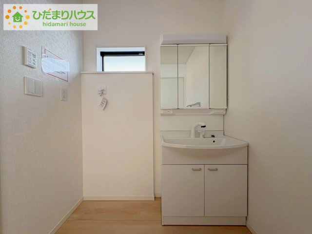 高萩市高浜町第2　新築戸建　2号棟の独立洗面台|三面鏡の大きな鏡は憧れます(^^♪ 鏡の後ろは収納となっていて、細かいものでも収納できるのでスッキリと整理できます！