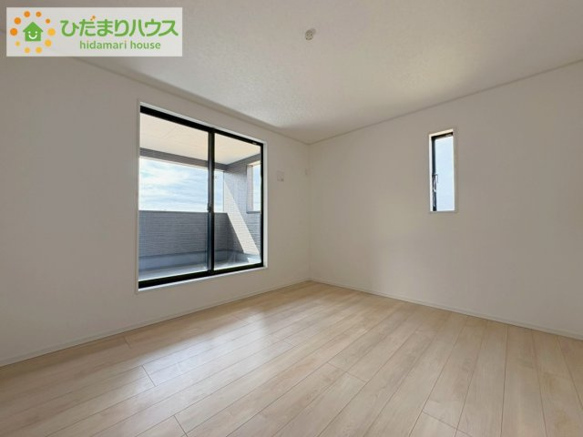 高萩市高浜町第2　新築戸建　2号棟の寝室|バルコニーに面していて、たっぷり光りの入る明るい主寝室です！