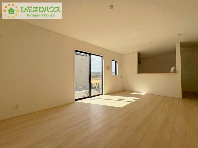 高萩市高浜町第2　新築戸建　2号棟の居間・リビング|リビング大きな窓からは、暖かな日の光が降り注ぎます・・・