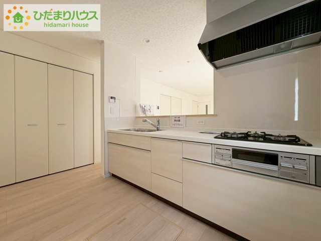 高萩市高浜町第2　新築戸建　2号棟のキッチン|3口コンロでお料理する時間も短くなりそうですね(*‘∀‘)