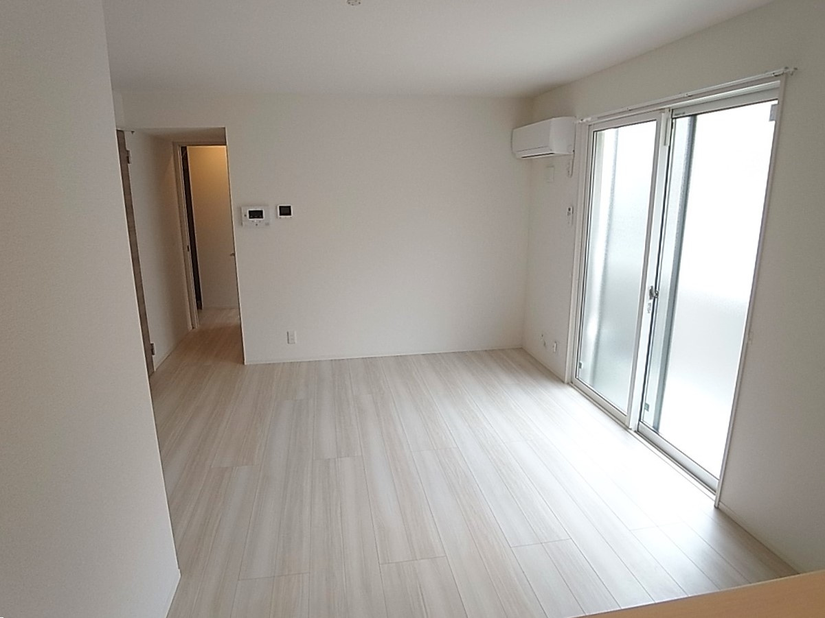 神戸市北区杉尾台２丁目のハイツの居間・リビング|リビングにはエアコンを完備した広々使える室内