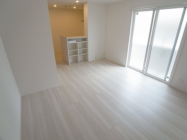 神戸市北区杉尾台２丁目のハイツの居間・リビング|開放感の有る広々したリビング、飾り棚も付いてます