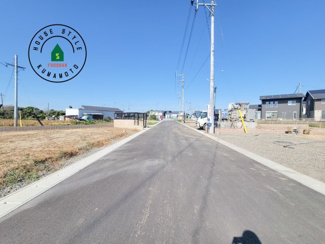 上益城郡嘉島町大字上六嘉第2₋3棟(5号棟)の前面道路含む現地写真|前面道路は閑静な住宅地をはしる車通りの少ない道路。お車の出し入れが苦手なママや小さなお子様にも安心ですね。しっかり舗装もされているので、ベビーカーや自転車で通っても快適に通行できます。