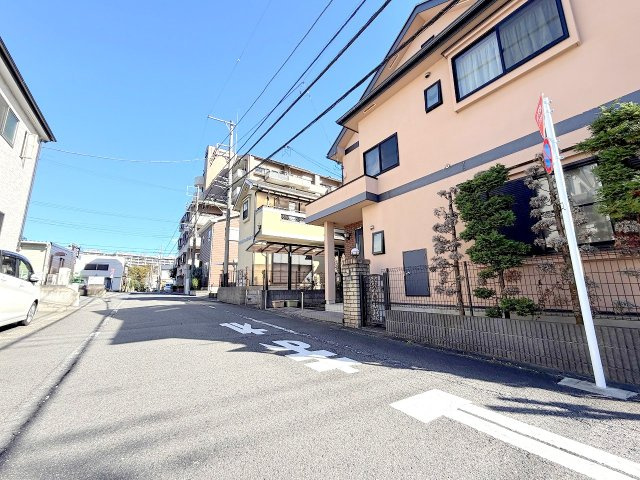 羽村市神明台1丁目　中古戸建の前面道路含む現地写真