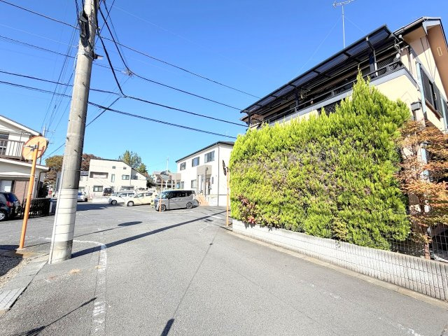 羽村市神明台1丁目　中古戸建の前面道路含む現地写真
