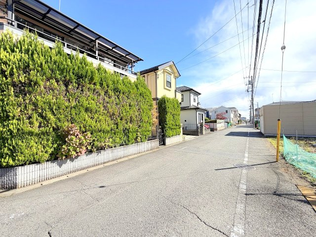 羽村市神明台1丁目　中古戸建の前面道路含む現地写真