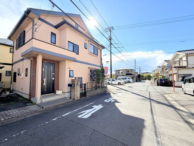 羽村市神明台1丁目　中古戸建の前面道路含む現地写真