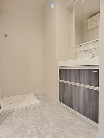 ＲＡＸＡ覚王山の洗面所|明るい洗面所です