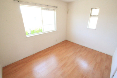 【居間・リビング】 | ガーデンファーム馬見Ｃ棟 | こちらも南向きの窓付き、風通しもいいからおススメですよ