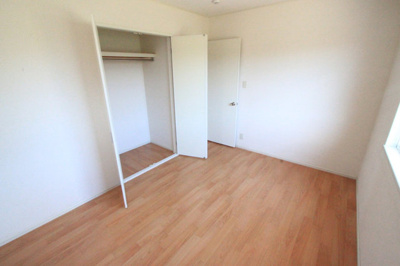 【居間・リビング】 | ガーデンファーム馬見Ｃ棟 | ロングコートも掛けれる収納付き