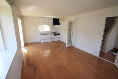 【居間・リビング】 | ガーデンファーム馬見Ｃ棟 | 13.5帖のリビングだから御家族でくつろげます。