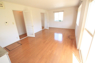 【居間・リビング】 | ガーデンファーム馬見Ｃ棟 | 南側の採光だからリビングも明るいよ