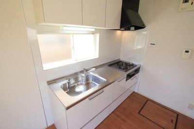 【キッチン】 | ガーデンファーム馬見Ｃ棟 | 三口コンロで小窓もあるキッチンですよ