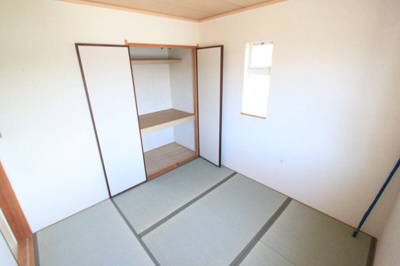 【居間・リビング】 | ガーデンファーム馬見Ｃ棟 | 収納もしっかり付いてます