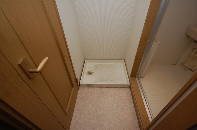 メゾンド・アブリールの設備|室内に洗濯機置き場があります
※現況優先　同タイプ参考
