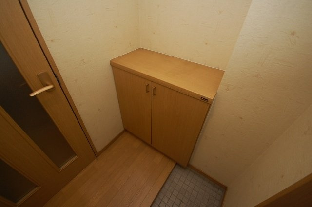 メゾンド・アブリールの玄関|収納もある玄関です
※現況優先　同タイプ参考
