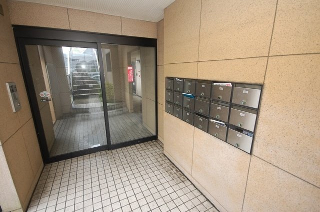 メゾンド・アブリールのエントランス|落ち着いたエントランスです
※現況優先　同タイプ参考
