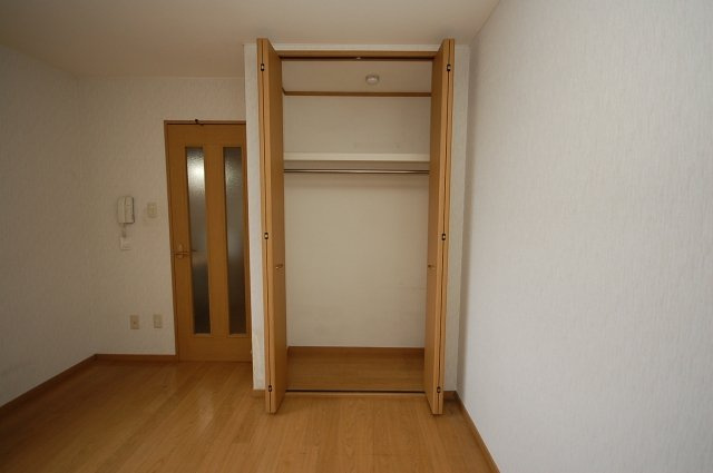 メゾンド・アブリールの収納|たっぷりとした収納スペースです
※現況優先　同タイプ参考
