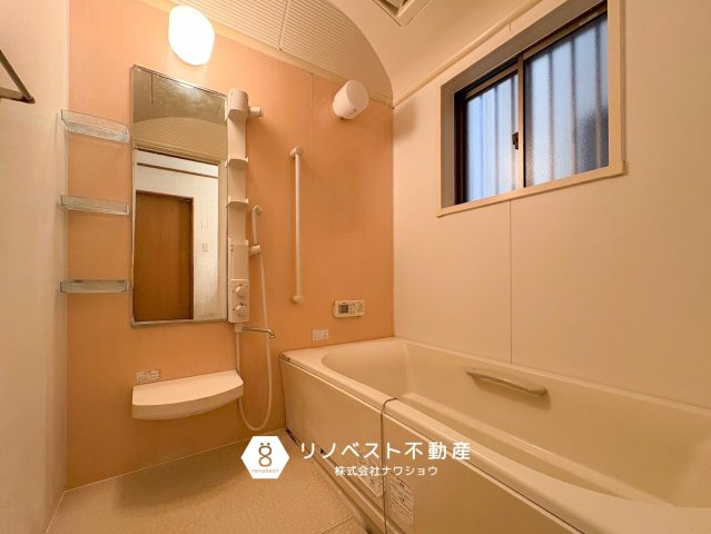 東大阪市荒川1丁目の浴室|広々としたバスタブなので足を伸ばしてリラックスして頂けます♪小窓付きで換気も楽々です♪