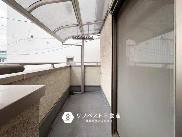 東大阪市荒川1丁目のバルコニー|屋根付きのバルコニーなので雨の日でも安心です◎