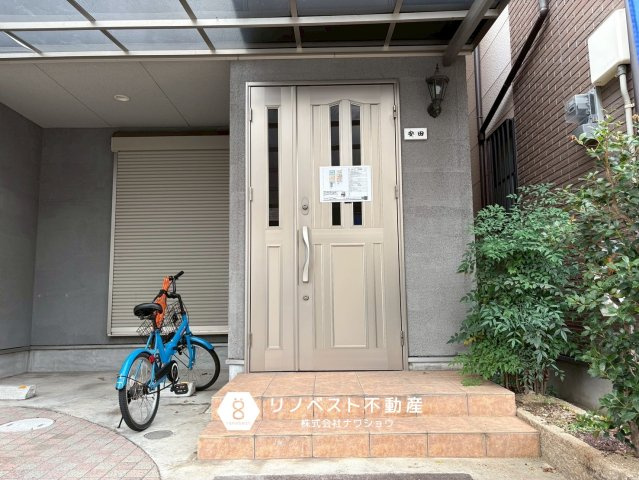 東大阪市荒川1丁目の玄関|駐車場横すぐに玄関があり屋根も付いているので雨に濡れることなく室内に入れます！
