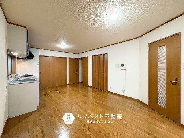 東大阪市荒川1丁目の居間・リビング|リビングとキッチンの動線がとてもよくリビングを見渡しながらお料理ができるので小さいお子様がいらっしゃっても安心ですね◎