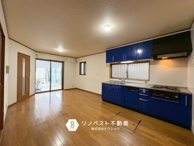 東大阪市荒川1丁目の居間・リビング|駐車スペースからすぐにリビングに入って頂くこともできるので買い物で荷物が多くても便利ですね！