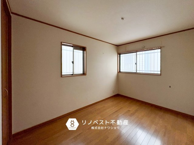 東大阪市荒川1丁目の洋室|2面採光なので明るい室内です♪