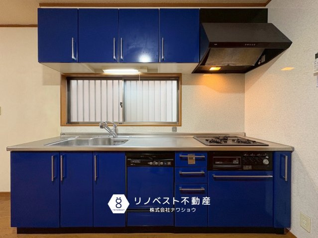 東大阪市荒川1丁目のキッチン|ネイビー基調の珍しい色のキッチンです！暗めのカラーなので汚れも目立ちにくいです！