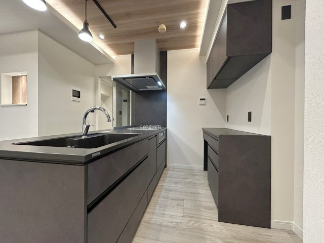 ダイアパレス元浅草Ⅱのキッチン|毎日使うキッチン周りが綺麗で清潔に保たれていると、お料理を作るのも楽しくなりますよね。機能性とデザイン性を持たせたキッチンで気持ちよくお料理が出来そうです。