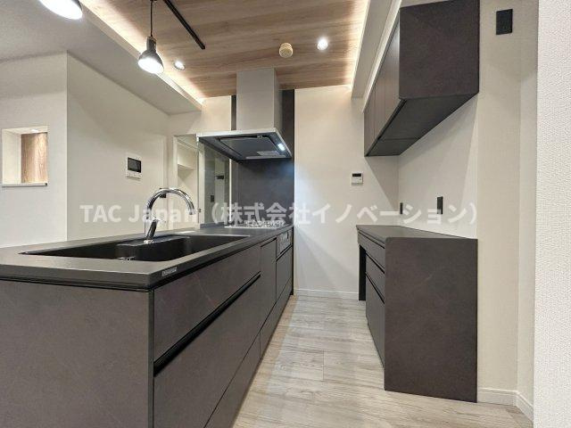 ダイアパレス元浅草Ⅱのキッチン|毎日使うキッチン周りが綺麗で清潔に保たれていると、お料理を作るのも楽しくなりますよね。機能性とデザイン性を持たせたキッチンで気持ちよくお料理が出来そうです。