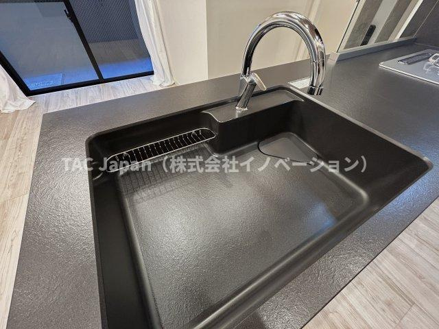 ダイアパレス元浅草Ⅱのキッチン|ワークトップと同素材のシンクはつなぎ目がなく、汚れが付きにくいことはもちろん、なんといってもインテリアに溶け込むデザインに魅了されます。グースネックのタッチレス水栓もいいですね。