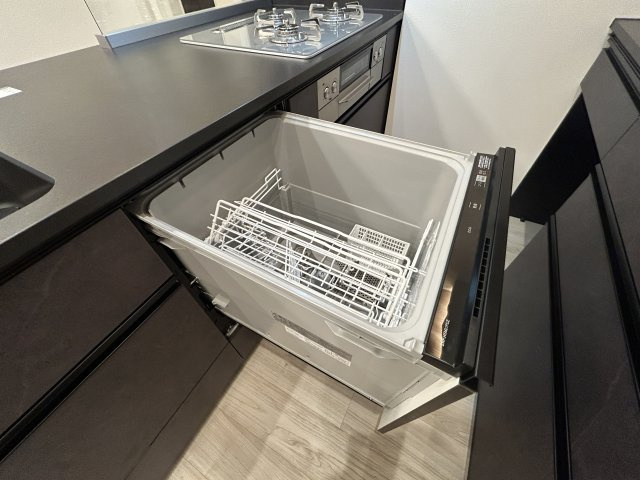 ダイアパレス元浅草Ⅱのキッチン|「ビルトインタイプ食器洗乾燥機」通常の手洗いでは使用出来ないほど高温のお湯や高圧水流を使うことにより汚れを効果的に落とすことができる。殺菌効果が非常に高く哺乳瓶などを使う家庭で需要が高く大変便利。