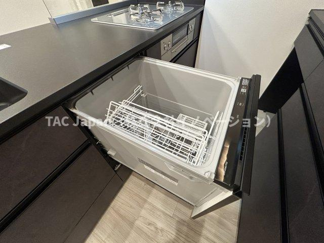 ダイアパレス元浅草Ⅱのキッチン|「ビルトインタイプ食器洗乾燥機」通常の手洗いでは使用出来ないほど高温のお湯や高圧水流を使うことにより汚れを効果的に落とすことができる。殺菌効果が非常に高く哺乳瓶などを使う家庭で需要が高く大変便利。