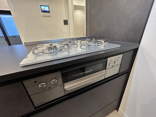 ダイアパレス元浅草Ⅱのキッチン|３口ガスコンロはガラストップで汚れに強い仕様です。
マルチコンロは焼く、蒸す、煮るなど大変活躍してくれます。