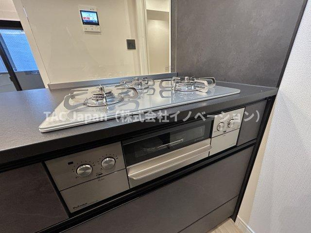 ダイアパレス元浅草Ⅱのキッチン|３口ガスコンロはガラストップで汚れに強い仕様です。
マルチコンロは焼く、蒸す、煮るなど大変活躍してくれます。