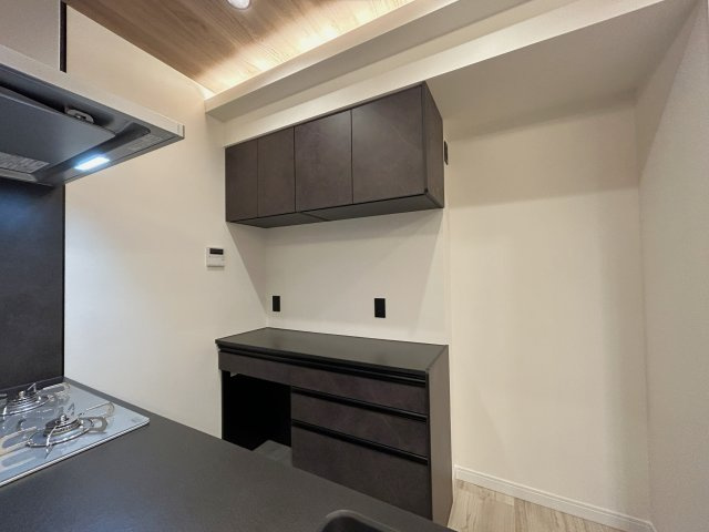 ダイアパレス元浅草Ⅱのキッチン|キッチンと同じデザインのカップボードが備え付けでございます。
地震のとき転倒の恐れがないため、安全な設計となっております。