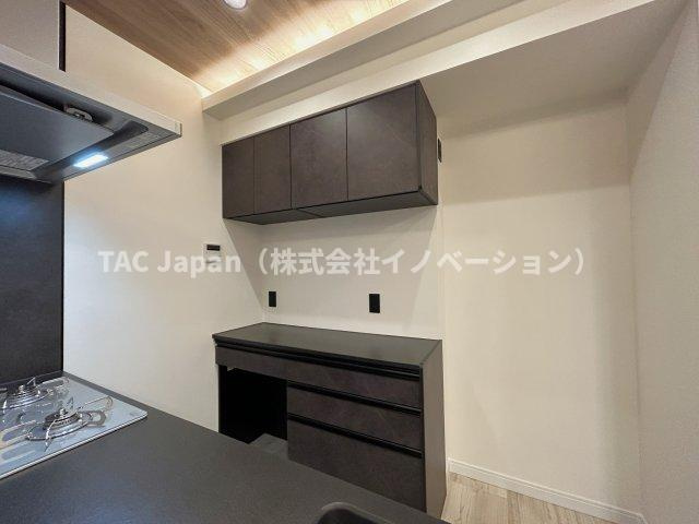 ダイアパレス元浅草Ⅱのキッチン|キッチンと同じデザインのカップボードが備え付けでございます。
地震のとき転倒の恐れがないため、安全な設計となっております。