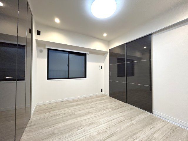 ダイアパレス元浅草Ⅱの洋室|感性を育むプライベートルームはシンプルでスマートな空間。好みの空間で読書をしたり、音楽を聞いたりと一人の時間も充実したものにできます。