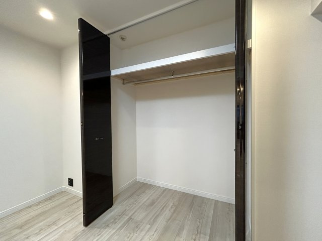 ダイアパレス元浅草Ⅱの収納|～Closet～
各部屋に収納が付いており冬物や夏物、スーツケースなども全部まとめて収納もできますのでお部屋を広く開放的にお使いいただけます。