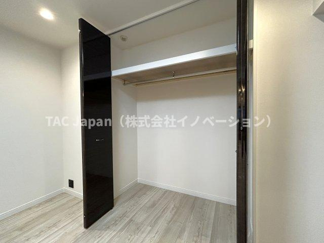 ダイアパレス元浅草Ⅱの収納|～Closet～
各部屋に収納が付いており冬物や夏物、スーツケースなども全部まとめて収納もできますのでお部屋を広く開放的にお使いいただけます。