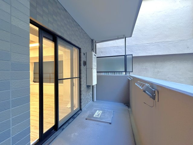 ダイアパレス元浅草Ⅱのバルコニー|隣の家のバルコニーと「こんにちは」しない様、視界に入らない設計となっております。