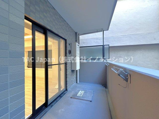 ダイアパレス元浅草Ⅱのバルコニー|隣の家のバルコニーと「こんにちは」しない様、視界に入らない設計となっております。